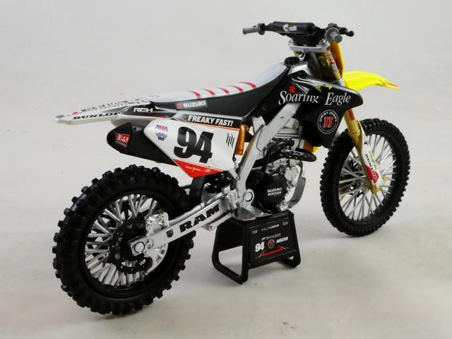 MODELLINO MOTO SUZUKI RM-Z 450 DIE-CAST SCALA 1:12 NEWRAY 57703I