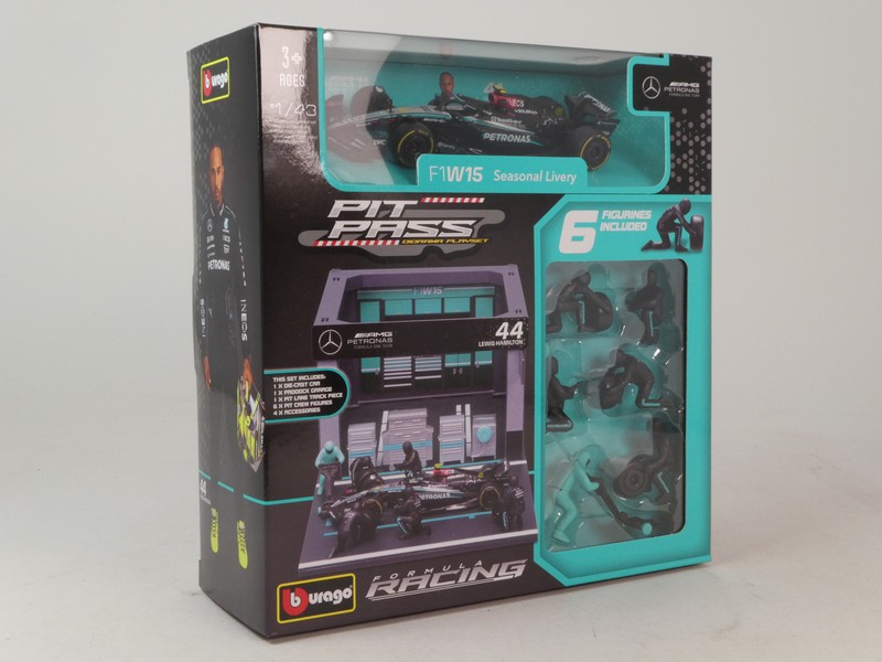 Mercedes-Benz W15 E 2024 + Garage & 6 Figurines - immagine 2