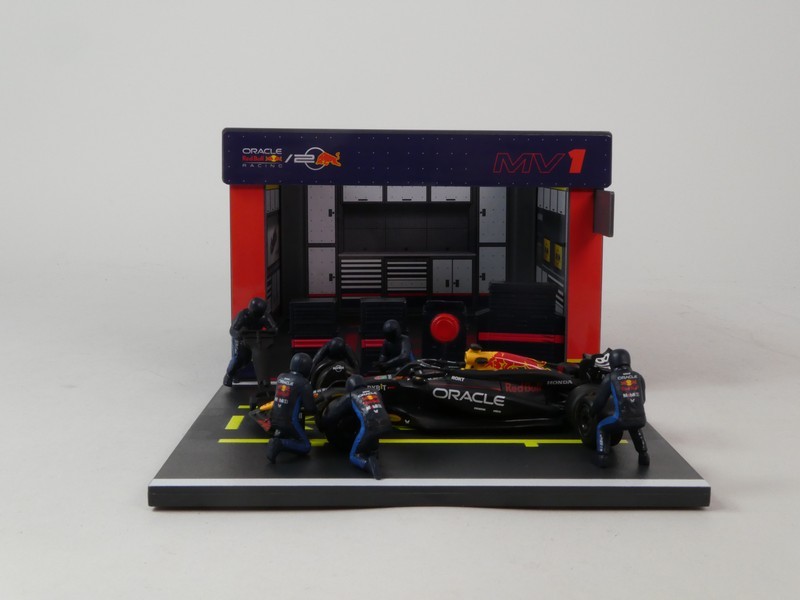 Red Bull RB20 2024 + Garage & 6 Figurines - immagine 2