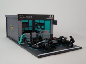 Mercedes-Benz W15 E 2024 + Garage & 6 Figurines