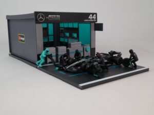 Mercedes-Benz W15 E 2024 + Garage & 6 Figurines