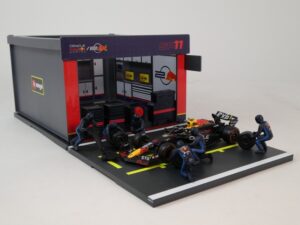 Red Bull RB20 2024 + Garage & 6 Figurines