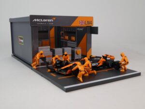 Mclaren MCL38 2024 + Garage & 6 Figurines