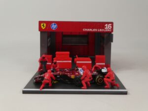 Ferrari SF-25 2025 + Garage & 6 Figurines