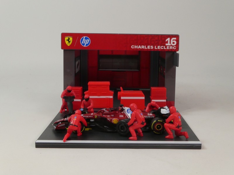 Ferrari SF-25 2025 + Garage & 6 Figurines