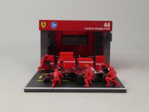 Ferrari SF-25 2025 + Garage & 6 Figurines