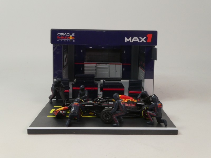 Red Bull RB21 2025 + Garage & 6 Figurines
