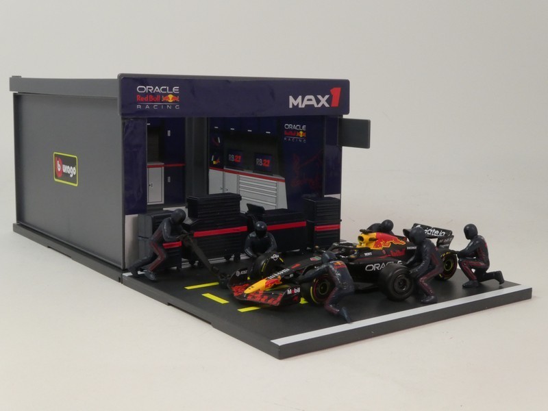 Red Bull RB21 2025 + Garage & 6 Figurines - immagine 2
