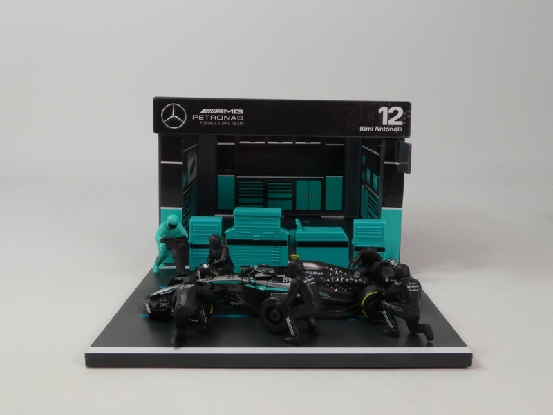 Mercedes-Benz W16 E 2025 + Garage & 6 Figurines