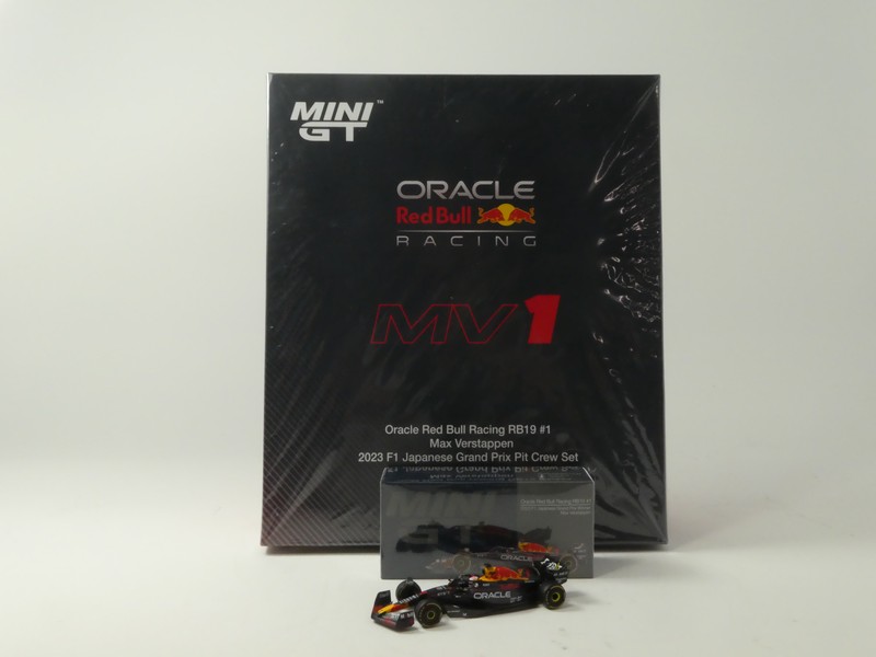 Red Bull RB19 2023 + Pit Crew Set
