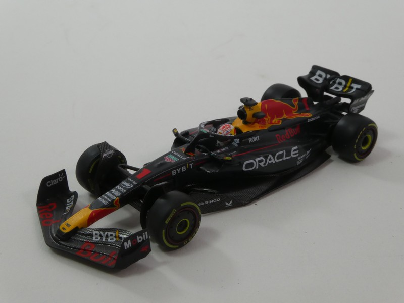Red Bull RB19 2023 + Pit Crew Set - immagine 2