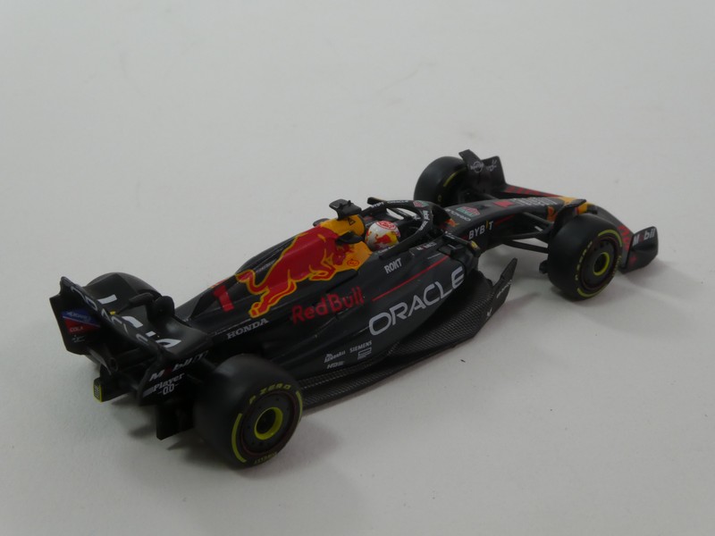 Red Bull RB19 2023 + Pit Crew Set - immagine 3