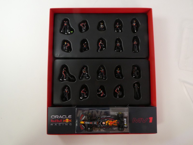 Red Bull RB19 2023 + Pit Crew Set - immagine 4