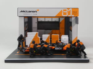 Mclaren MCL39 2025 + Garage & 6 Figurines