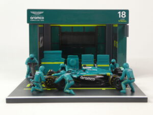 Aston Martin AMR25 2025 + Garage & 6 Figurines