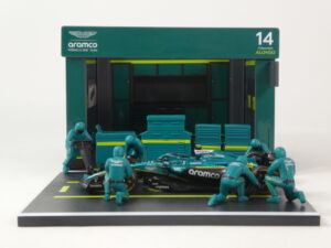 Aston Martin AMR25 2025 + Garage & 6 Figurines